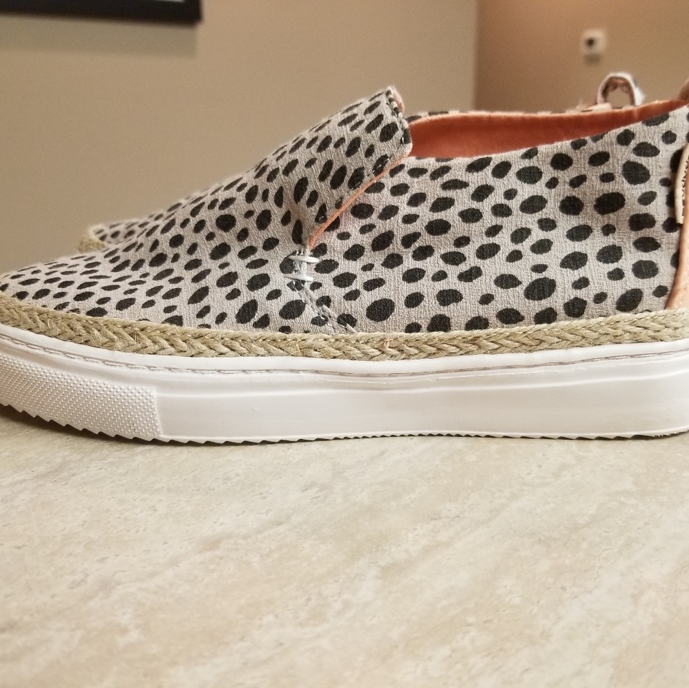 Hey Dudes Size 6 Cheetah Beige WORE 1 TIME